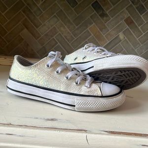 Girls converse low top chick Taylor all star iridescent sneaker 11